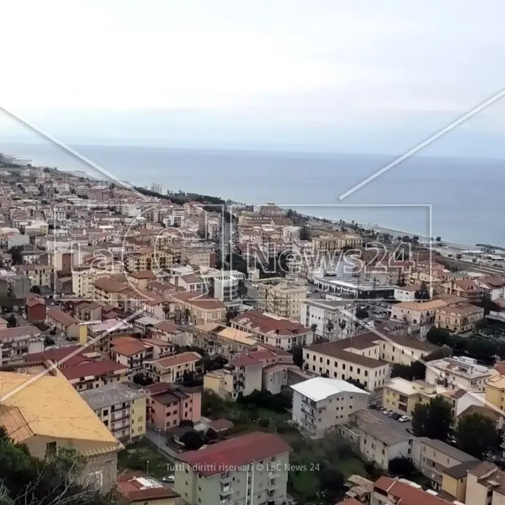 Danneggiata l’auto dell’ex sindaco di Amantea, il primo cittadino Pellegrino: «Escalation criminale in città»