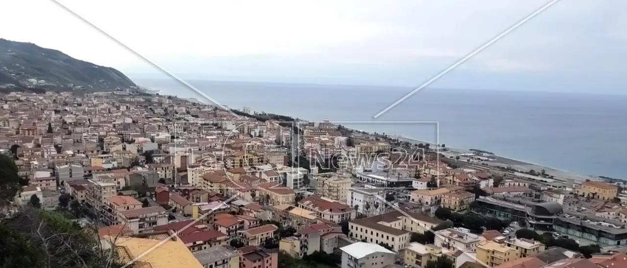 Danneggiata l’auto dell’ex sindaco di Amantea, il primo cittadino Pellegrino: «Escalation criminale in città»