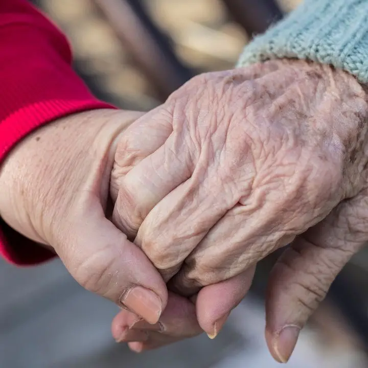 Paghe da fame e minacce ai dipendenti, nei guai i soci di una cooperativa di Reggio per l’assistenza agli anziani