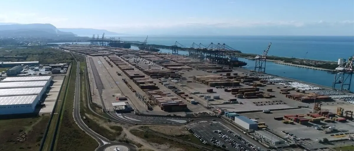 Rigassificatore di Gioia, per fare posto alla piastra del freddo (che non c’è) si cancella il mega impianto fotovoltaico