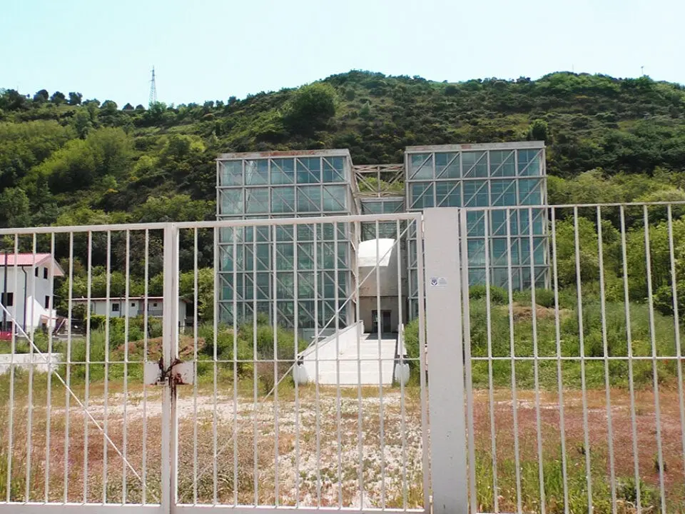 Il Planetario di Cosenza riaperto dai vandali: furti e danneggiamenti nella struttura inutilizzata