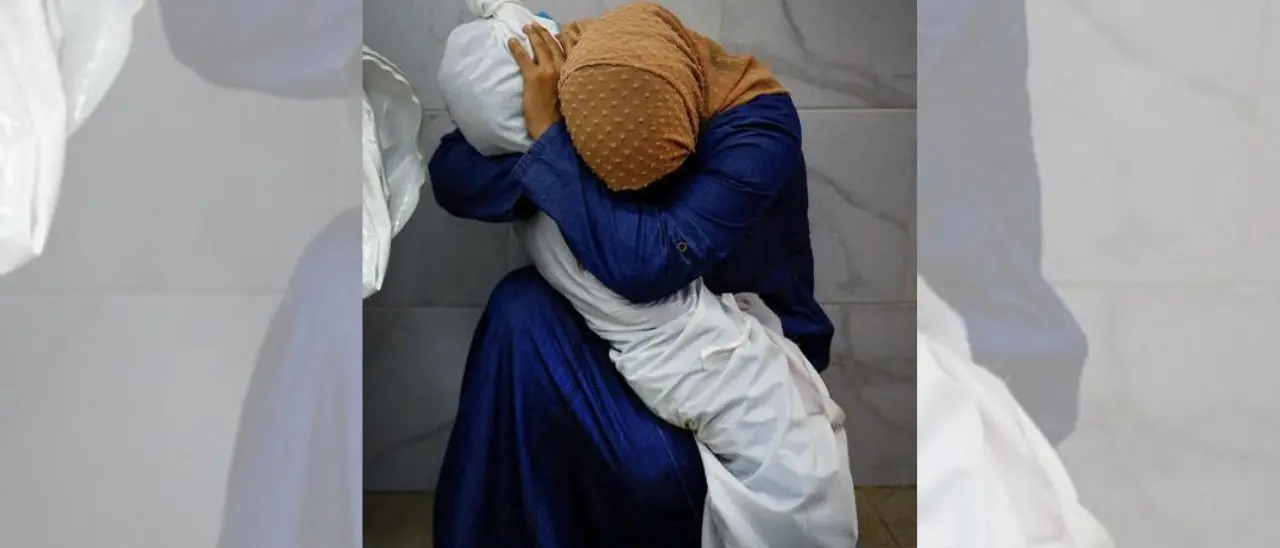 La Pietà di Gaza vince il World Press Photo 2024: nello scatto una donna palestinese piange il cadavere della nipote