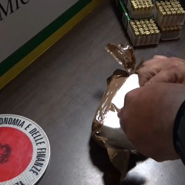 In auto con mezzo chilo di cocaina nascosto in un passeggino e 200 proiettili, corriere calabrese arrestato a Messina