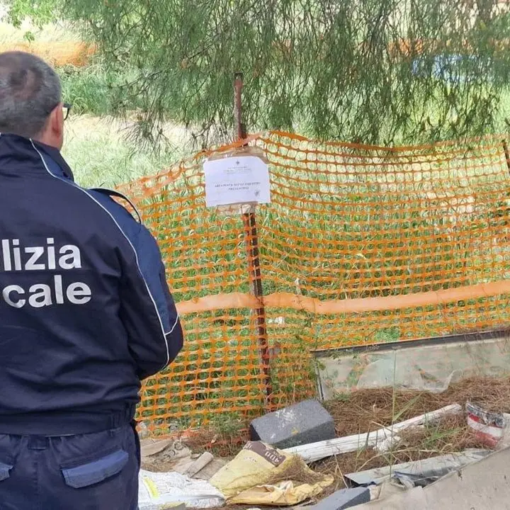 Sequestrata una mini discarica abusiva a Catanzaro: abbandonati rifiuti tossici e infiammabili