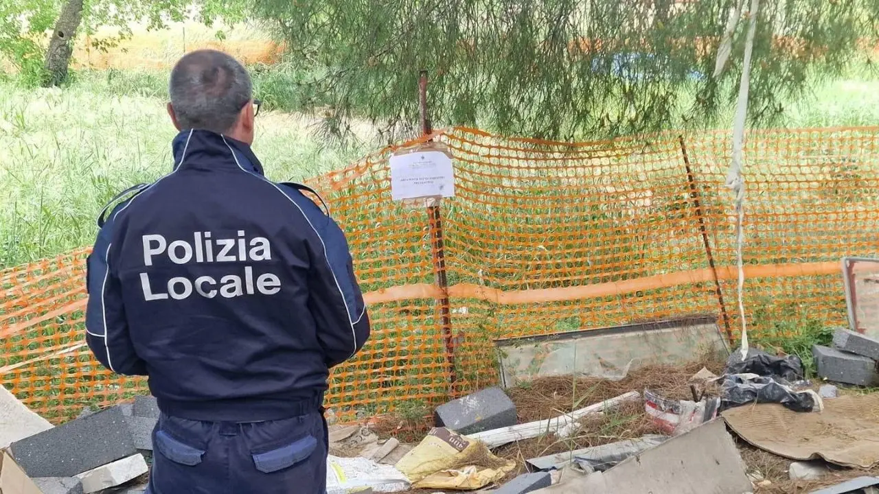 Sequestrata una mini discarica abusiva a Catanzaro: abbandonati rifiuti tossici e infiammabili