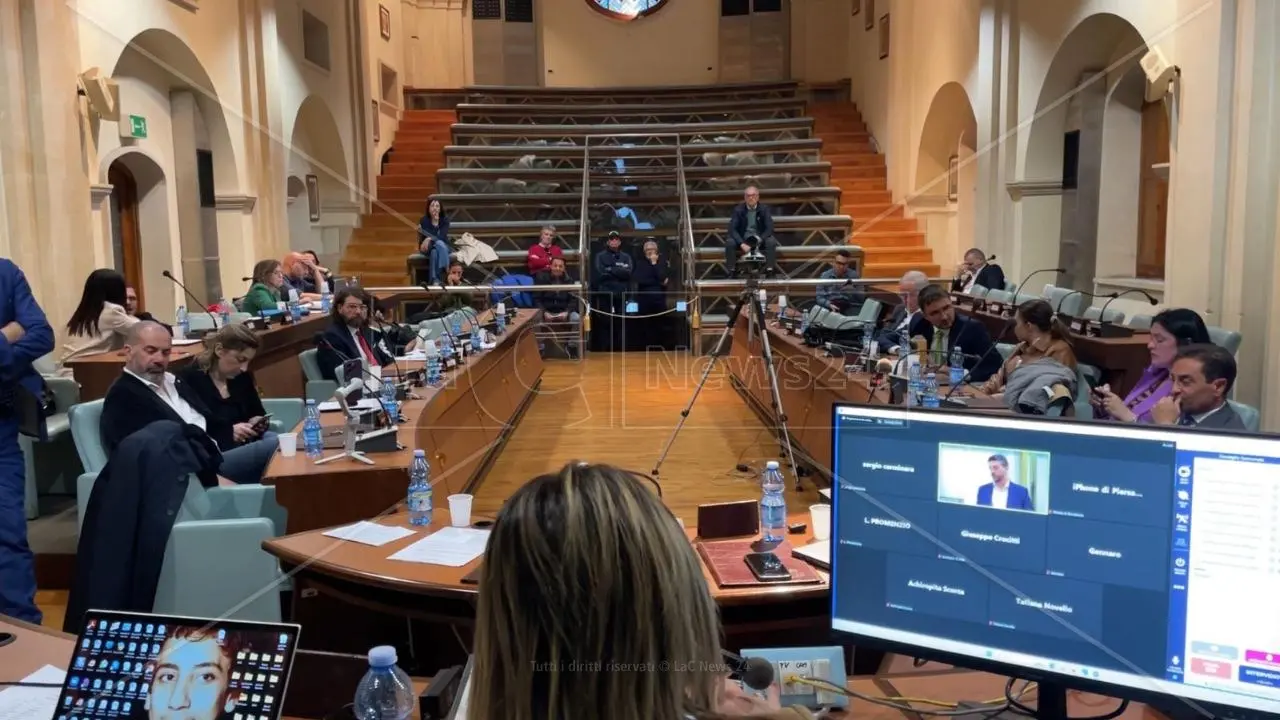 Corigliano Rossano, il Sì al bilancio è una passeggiata per Stasi: 4 consiglieri d’opposizione candidati nelle sue liste
