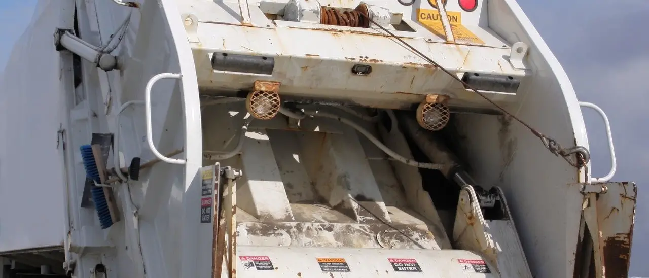 Incidente sul lavoro nel Milanese, operaio 23enne morto stritolato in un compattatore di rifiuti