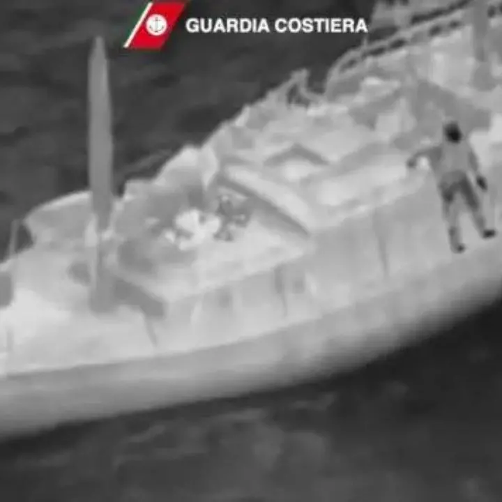 Velista disperso in mare tra Grecia e Italia, salvato al largo della Calabria dalla Guardia costiera