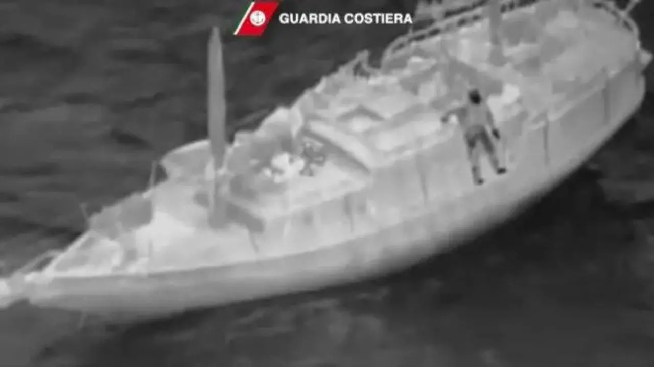 Velista disperso in mare tra Grecia e Italia, salvato al largo della Calabria dalla Guardia costiera