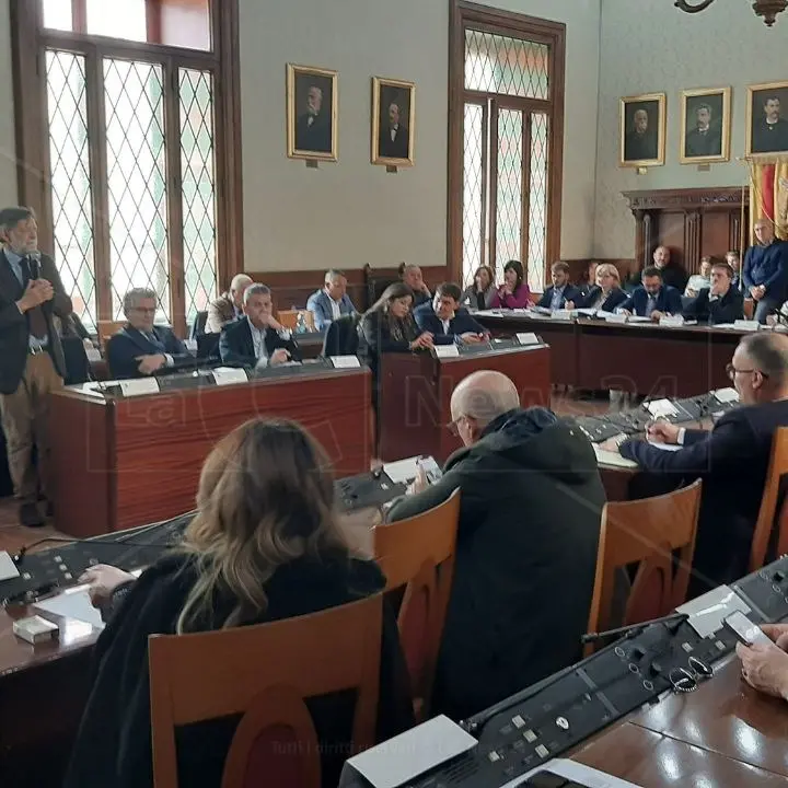 Catanzaro, Donato (Azione) punta il dito conto il sindaco: «Dai soldi agli amici». Fiorita: «Fai i nomi»