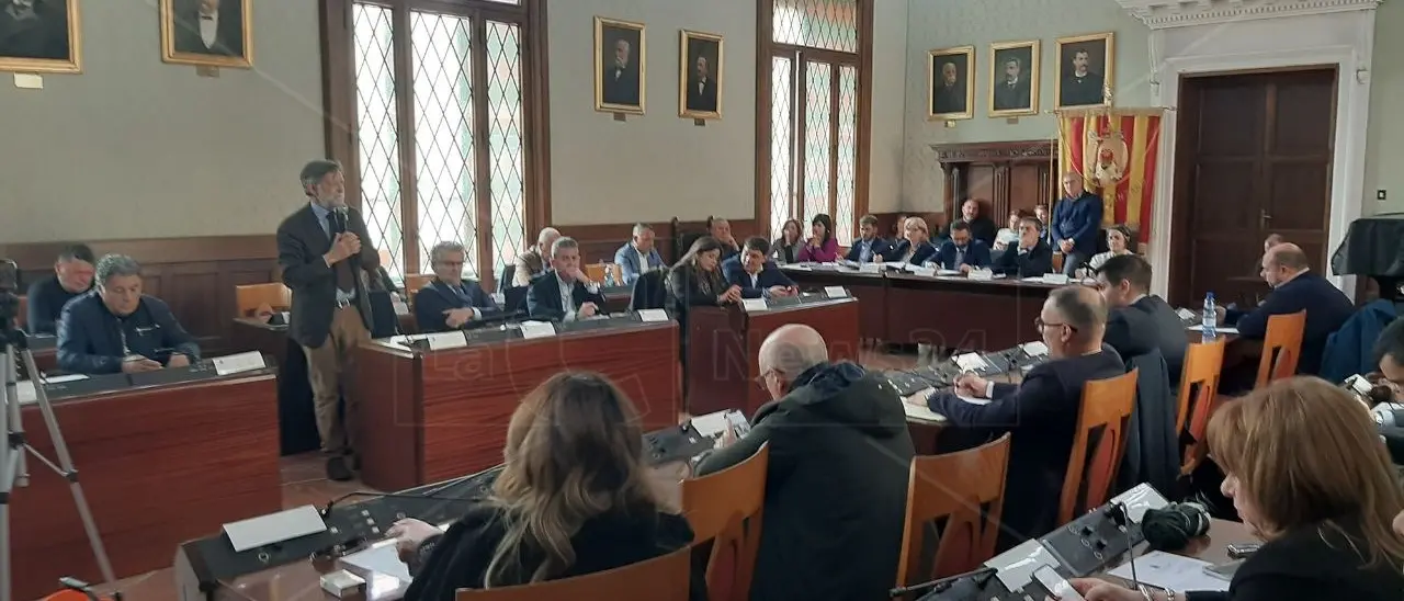 Catanzaro, Donato (Azione) punta il dito conto il sindaco: «Dai soldi agli amici». Fiorita: «Fai i nomi»