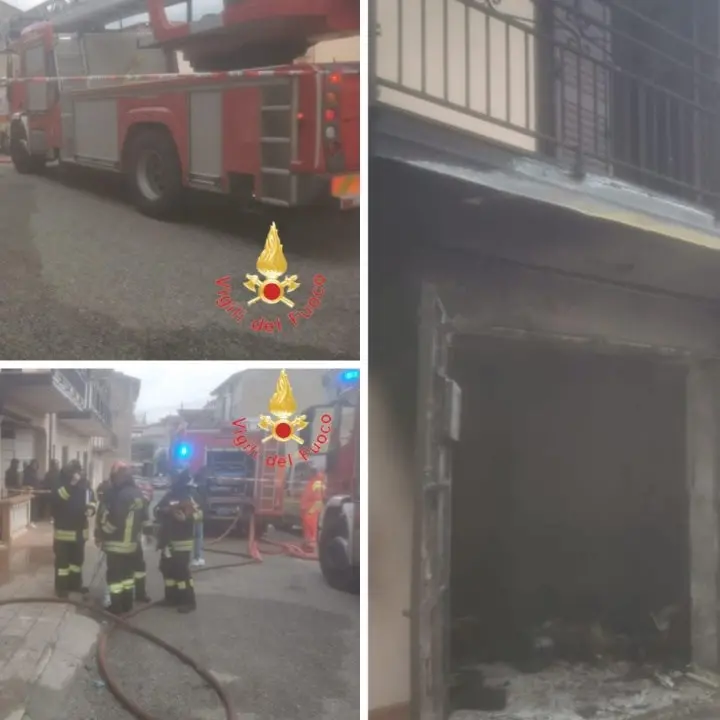 Incendio a Spezzano Albanese, i vigili del fuoco salvano due persone rimaste bloccate in un appartamento