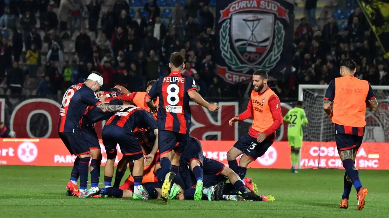 Serie C, il Crotone torna alla vittoria e acciuffa i play off: Monopoli battuto 3-1 allo Scida