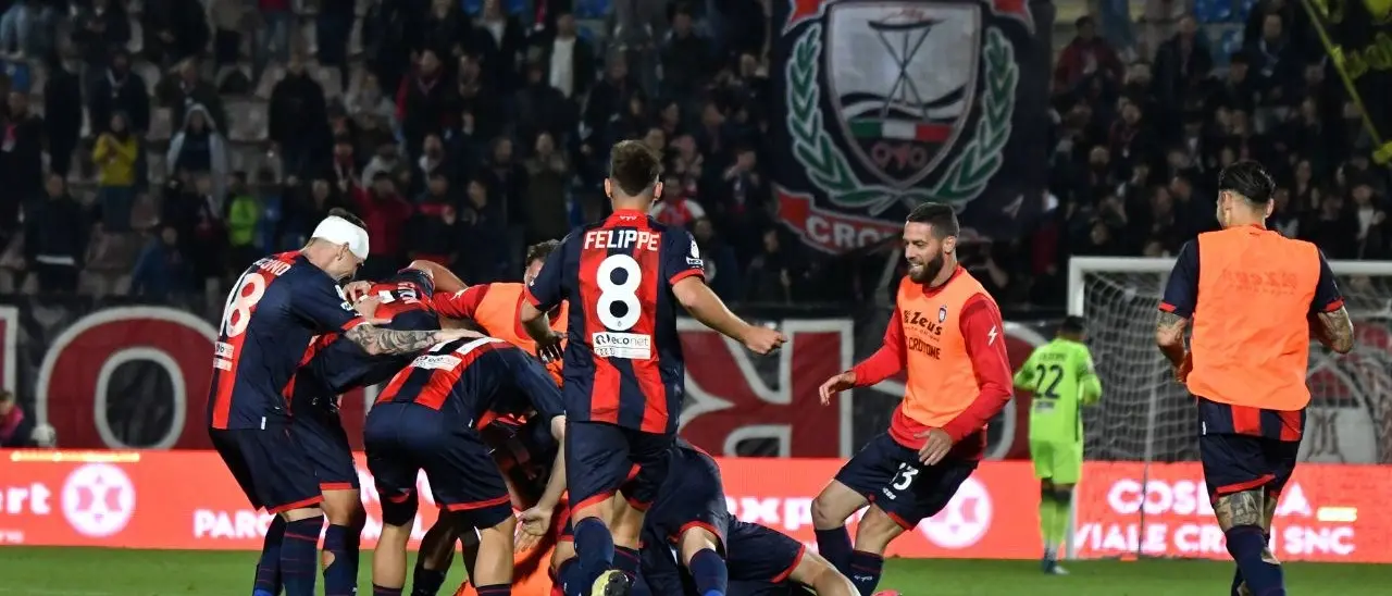 Serie C, il Crotone torna alla vittoria e acciuffa i play off: Monopoli battuto 3-1 allo Scida