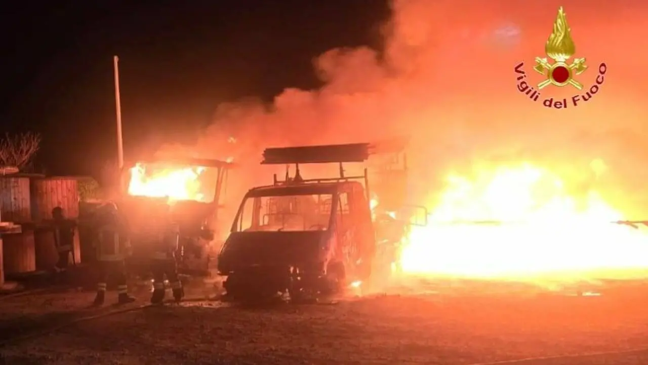 Attacco a un’azienda specializzata in impianti eolici: incendio nello stabilimento di Soigea a Isola Capo Rizzuto