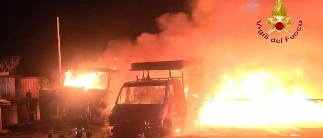 Attacco a un’azienda specializzata in impianti eolici: incendio nello stabilimento di Soigea a Isola Capo Rizzuto