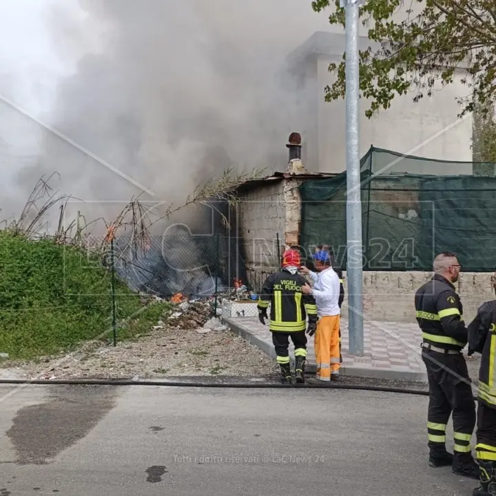 Gioia Tauro, vasto incendio alla Ciambra: bruciati copertoni e rifiuti, le fiamme lambiscono anche due appartamenti