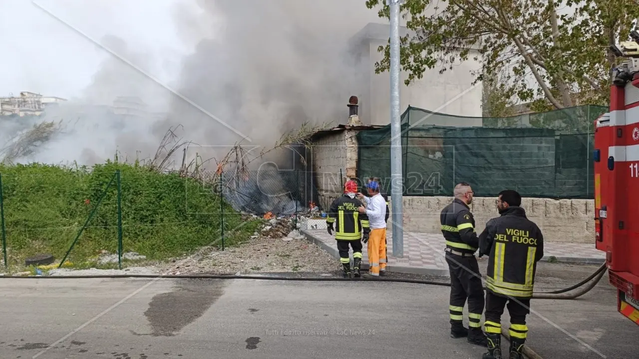 Gioia Tauro, vasto incendio alla Ciambra: bruciati copertoni e rifiuti, le fiamme lambiscono anche due appartamenti