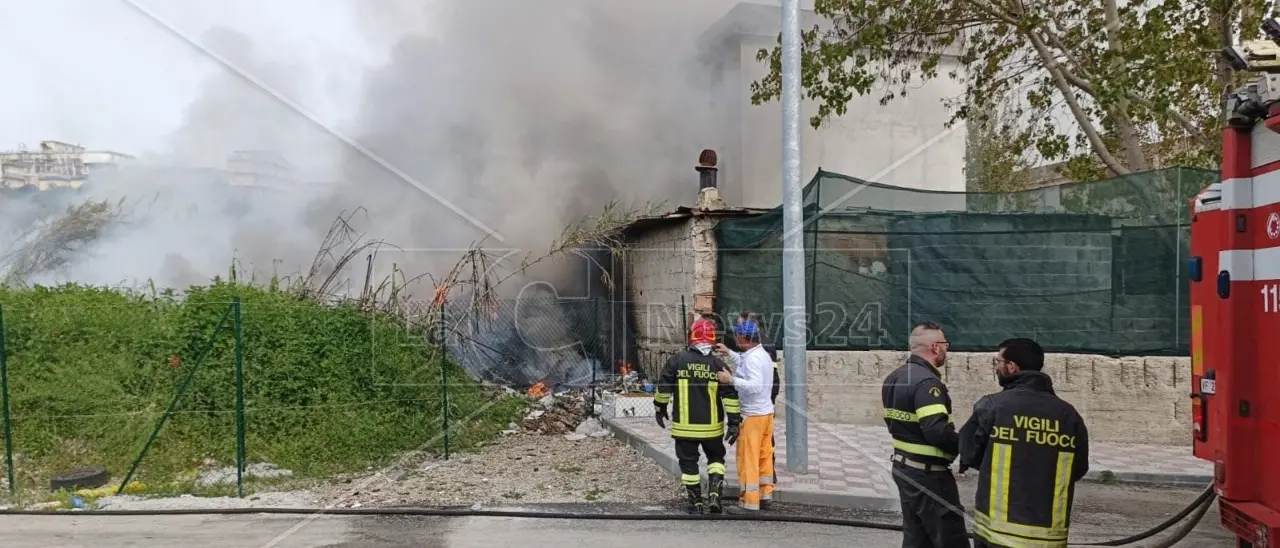 Gioia Tauro, vasto incendio alla Ciambra: bruciati copertoni e rifiuti, le fiamme lambiscono anche due appartamenti