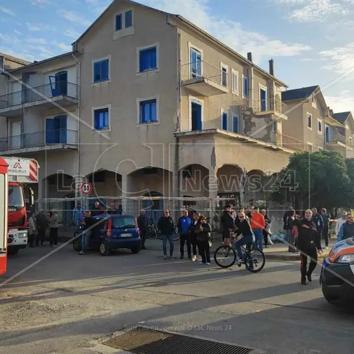 Fuscaldo, crolla parte di un hotel abbandonato: ferite due ragazze, interviene l’elisoccorso