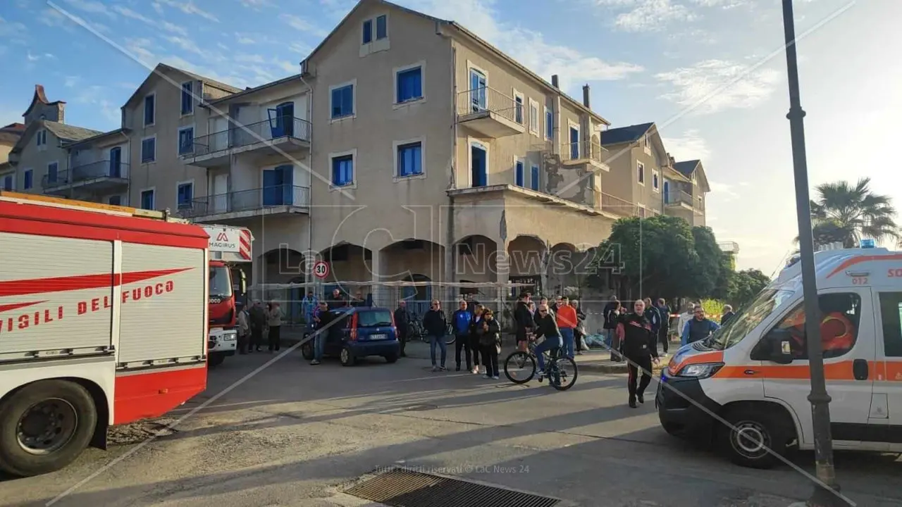 Fuscaldo, crolla parte di un hotel abbandonato: ferite due ragazze, interviene l’elisoccorso