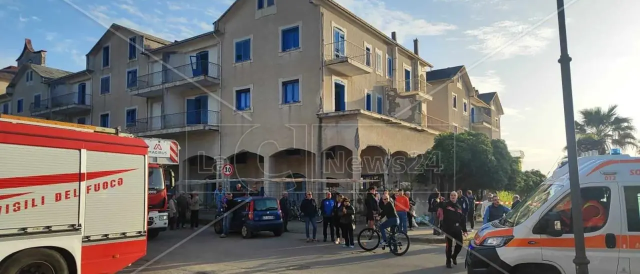 Fuscaldo, crolla parte di un hotel abbandonato: ferite due ragazze, interviene l’elisoccorso