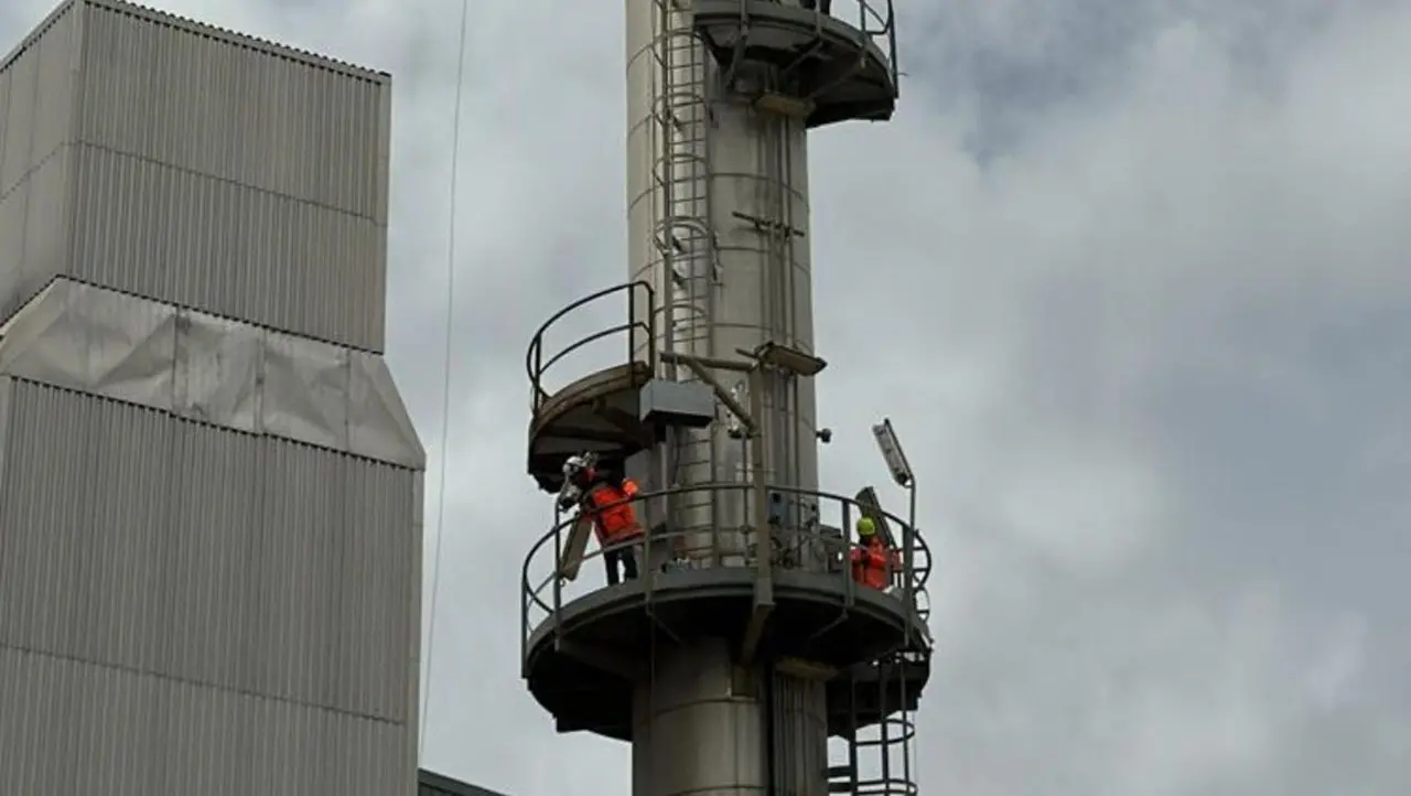 Cutro, la protesta di 15 dipendenti della centrale a biomasse: su una ciminiera alta 52 metri per chiedere gli stipendi arretrati