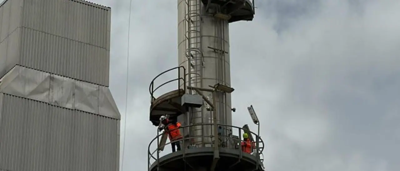 Cutro, la protesta di 15 dipendenti della centrale a biomasse: su una ciminiera alta 52 metri per chiedere gli stipendi arretrati