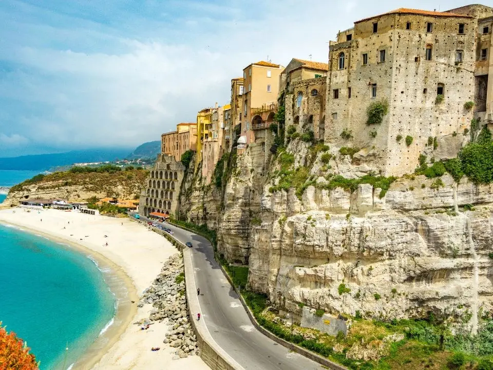 Tropea, sciolto il Consiglio comunale: il governo commissaria il simbolo del turismo calabrese