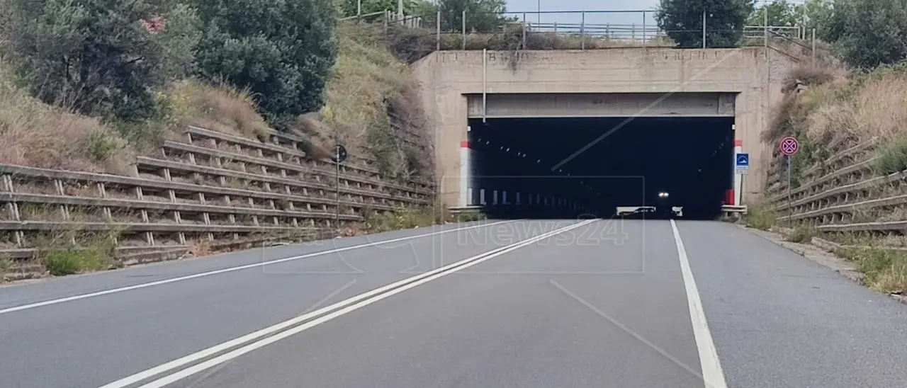 Incidente a Soverato, ciclista investito e ucciso sulla statale 106 da un’auto pirata: ricerche in corso