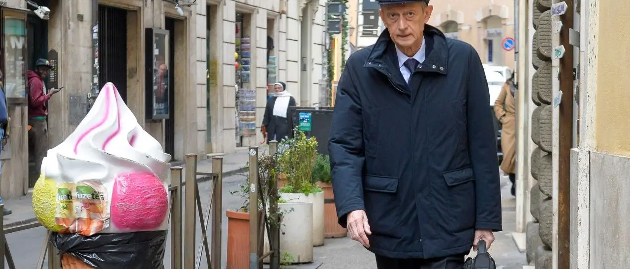 Fassino denunciato per il furto di un profumo, lui nega ma un video sembra smentire la sua versione