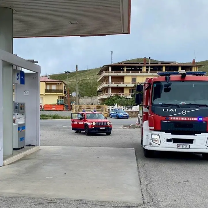 Crotone, scoppio in un distributore di carburanti lungo la 106: ustionati due operai