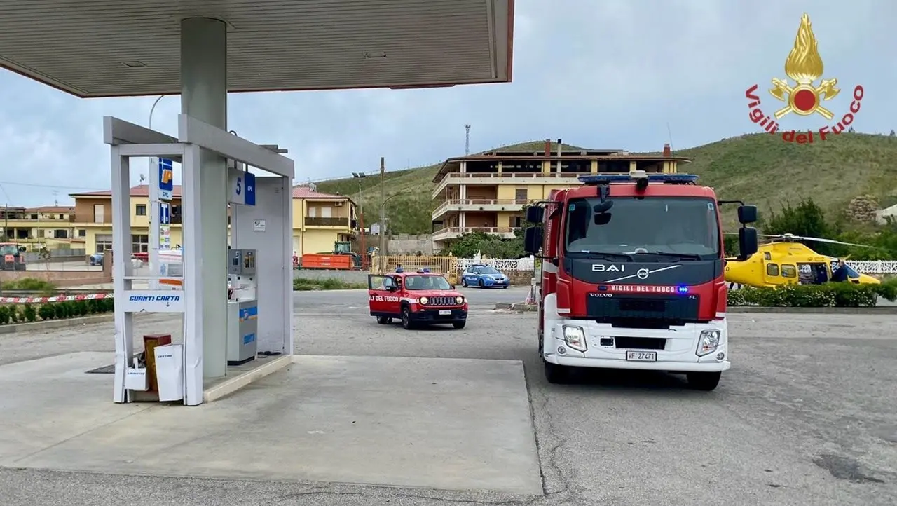 Crotone, scoppio in un distributore di carburanti lungo la 106: ustionati due operai