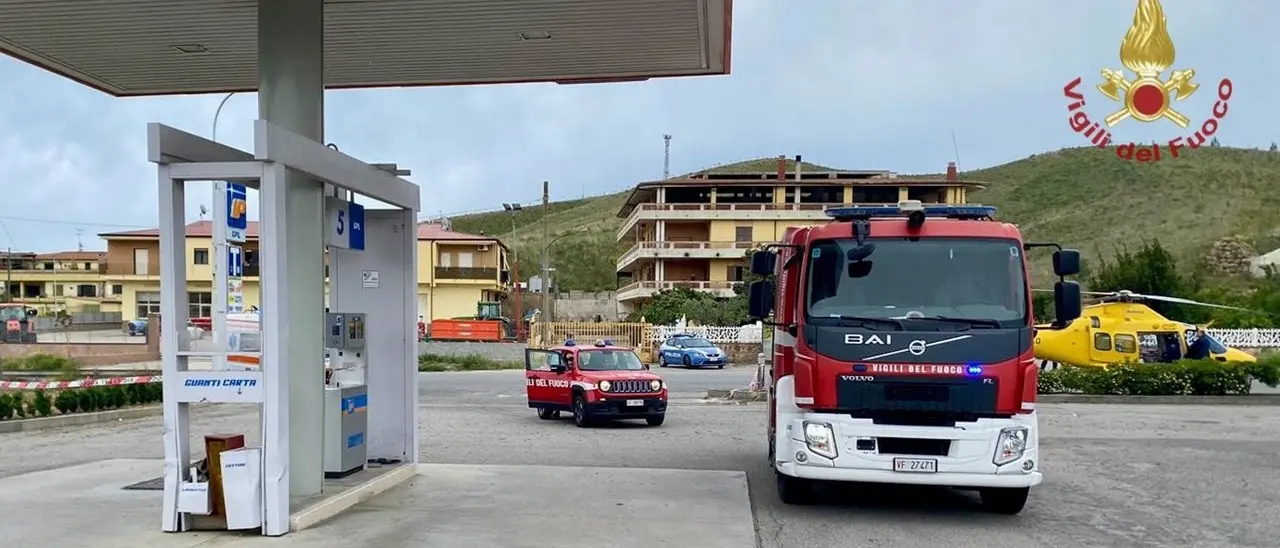 Crotone, scoppio in un distributore di carburanti lungo la 106: ustionati due operai