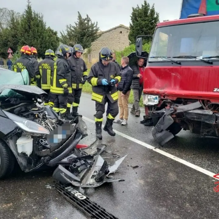 Scontro frontale tra un camioncino e un’auto, tre feriti lungo la 106 nel Catanzarese
