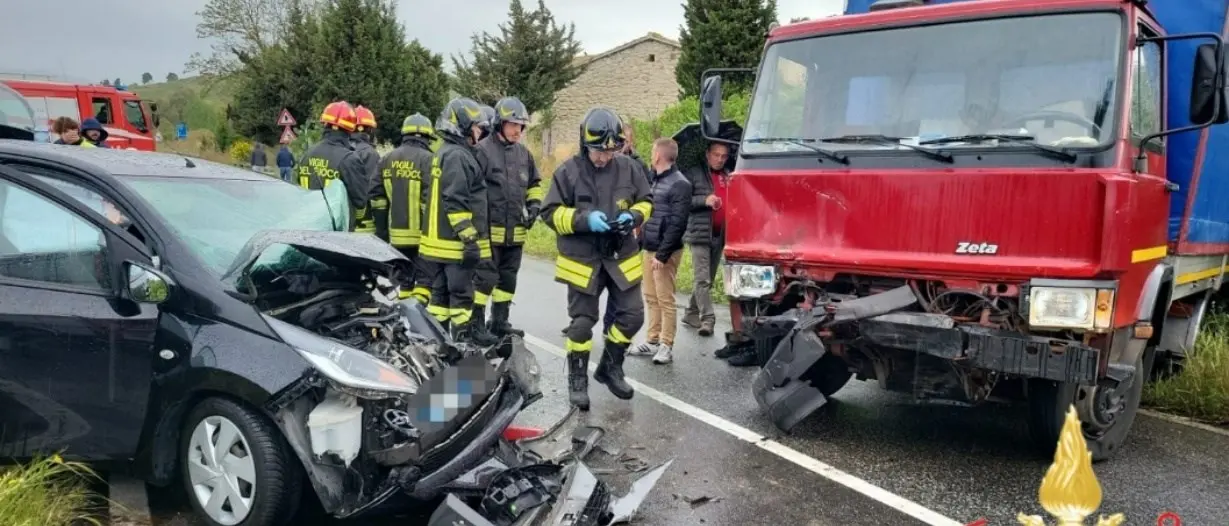Scontro frontale tra un camioncino e un’auto, tre feriti lungo la 106 nel Catanzarese