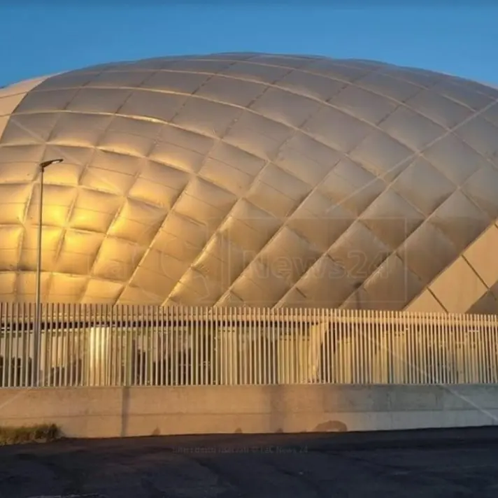 Nuovo palazzetto dello sport di Lamezia, dopo 10 anni di attesa affidati gli ultimi lavori prima dell’apertura
