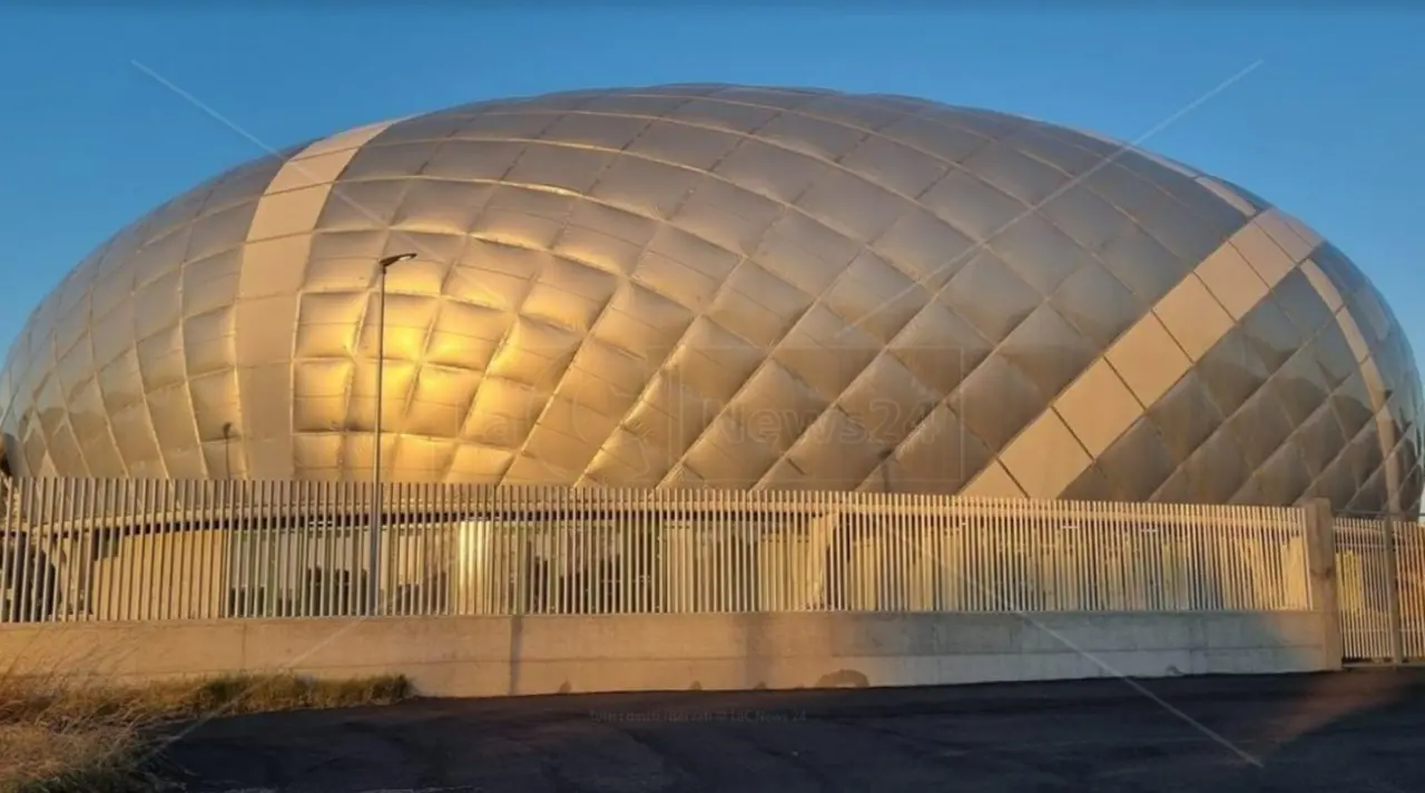 Nuovo palazzetto dello sport di Lamezia, dopo 10 anni di attesa affidati gli ultimi lavori prima dell’apertura