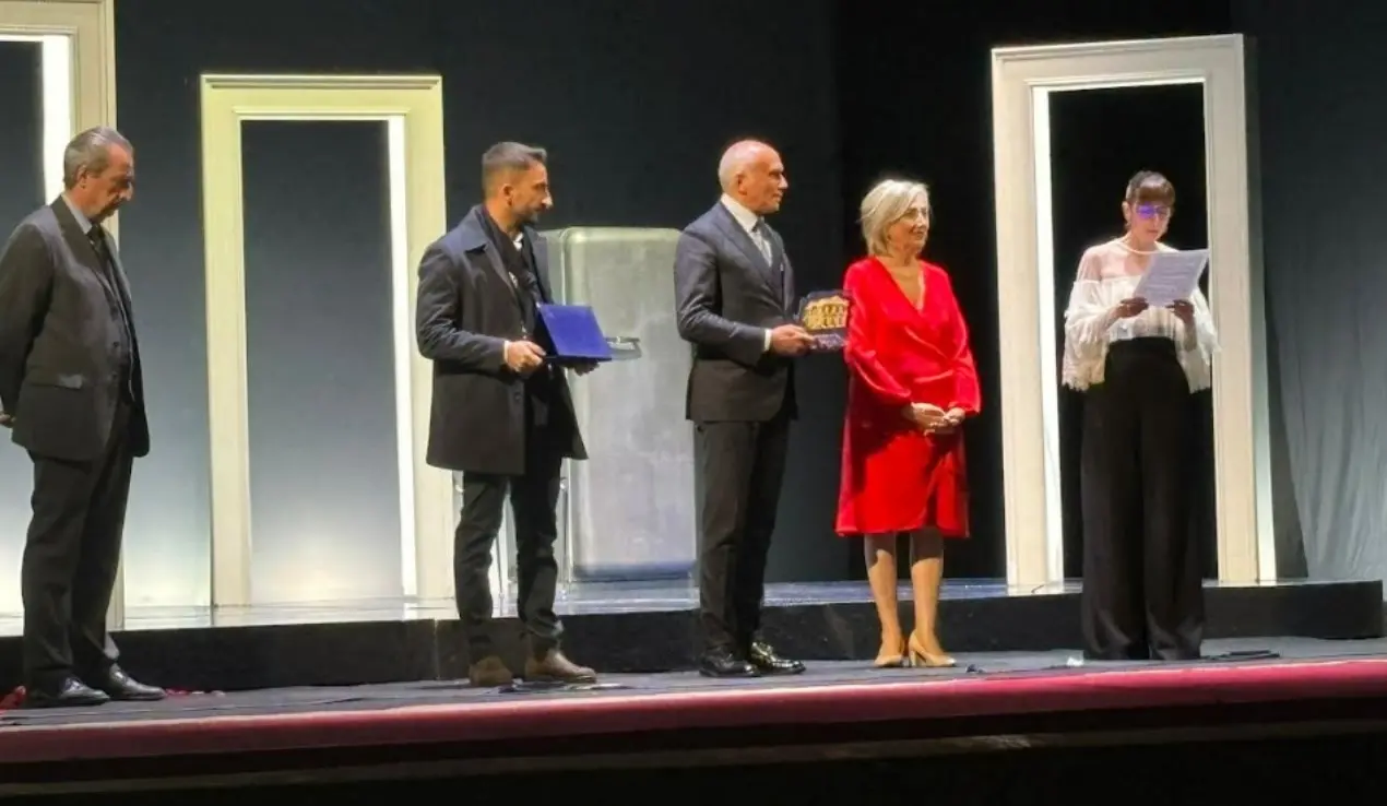 Cosenza, all’attrice Lunetta Savino il premio dedicato alla memoria dell’impresario teatrale Enzo Noce