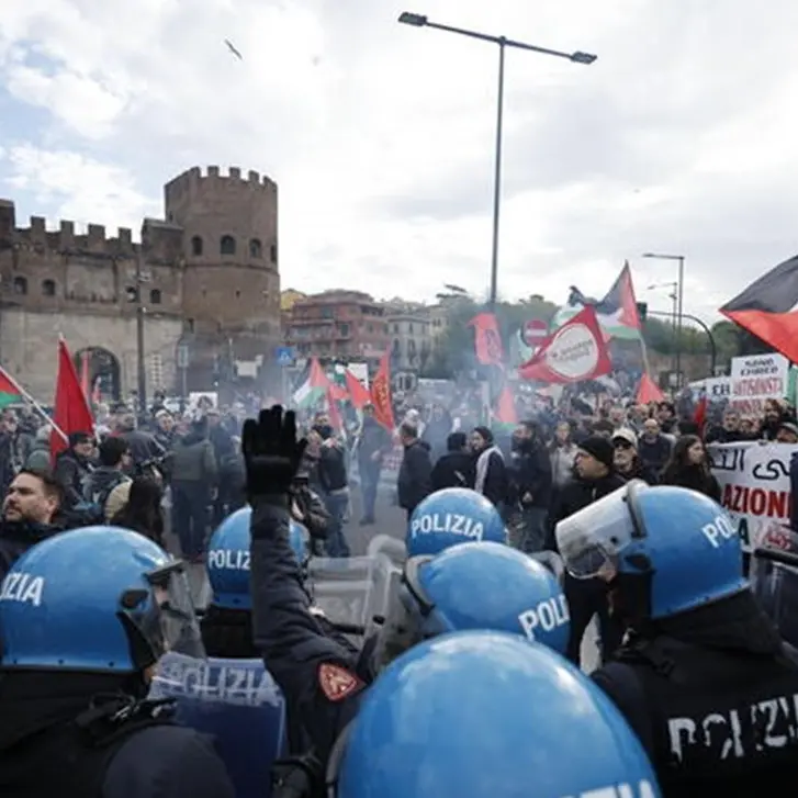 Tensioni a Roma per le manifestazioni del 25 aprile, insulti e petardi tra Brigata ebraica e movimenti pro Palestina