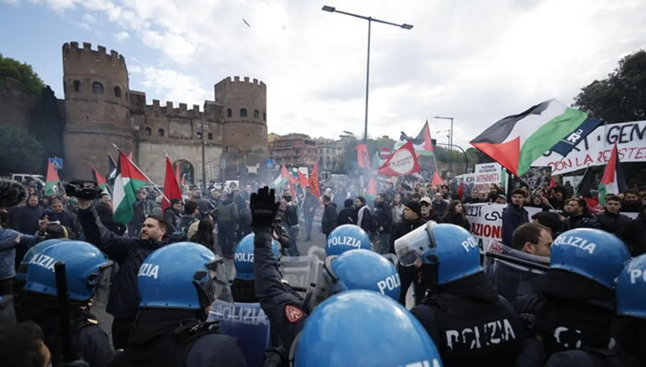 Tensioni a Roma per le manifestazioni del 25 aprile, insulti e petardi tra Brigata ebraica e movimenti pro Palestina