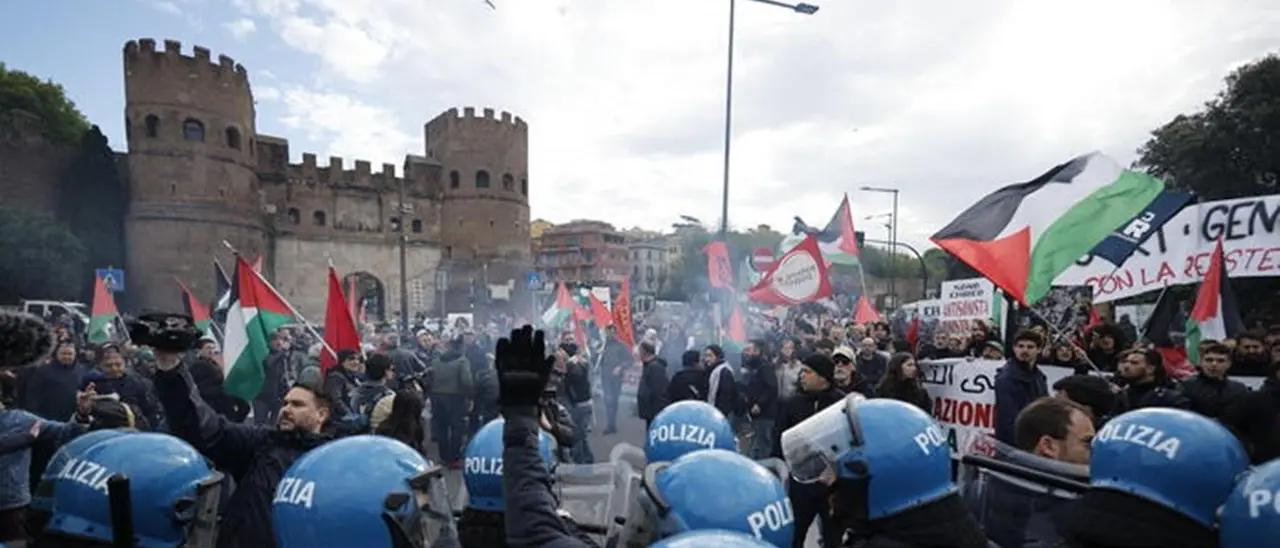 Tensioni a Roma per le manifestazioni del 25 aprile, insulti e petardi tra Brigata ebraica e movimenti pro Palestina