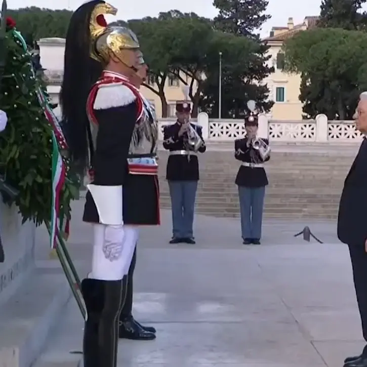 Mattarella all’Altare della Patria con le massime cariche istituzionali: l’omaggio al Milite ignoto