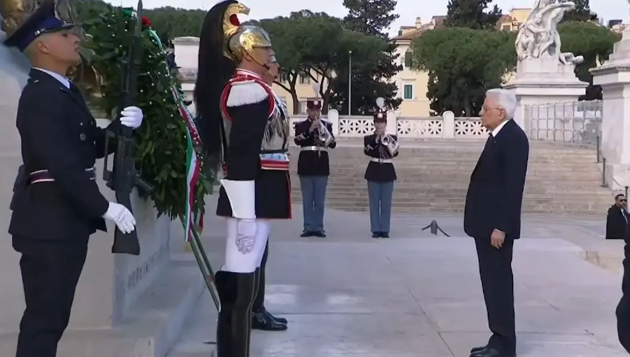 Mattarella all’Altare della Patria con le massime cariche istituzionali: l’omaggio al Milite ignoto