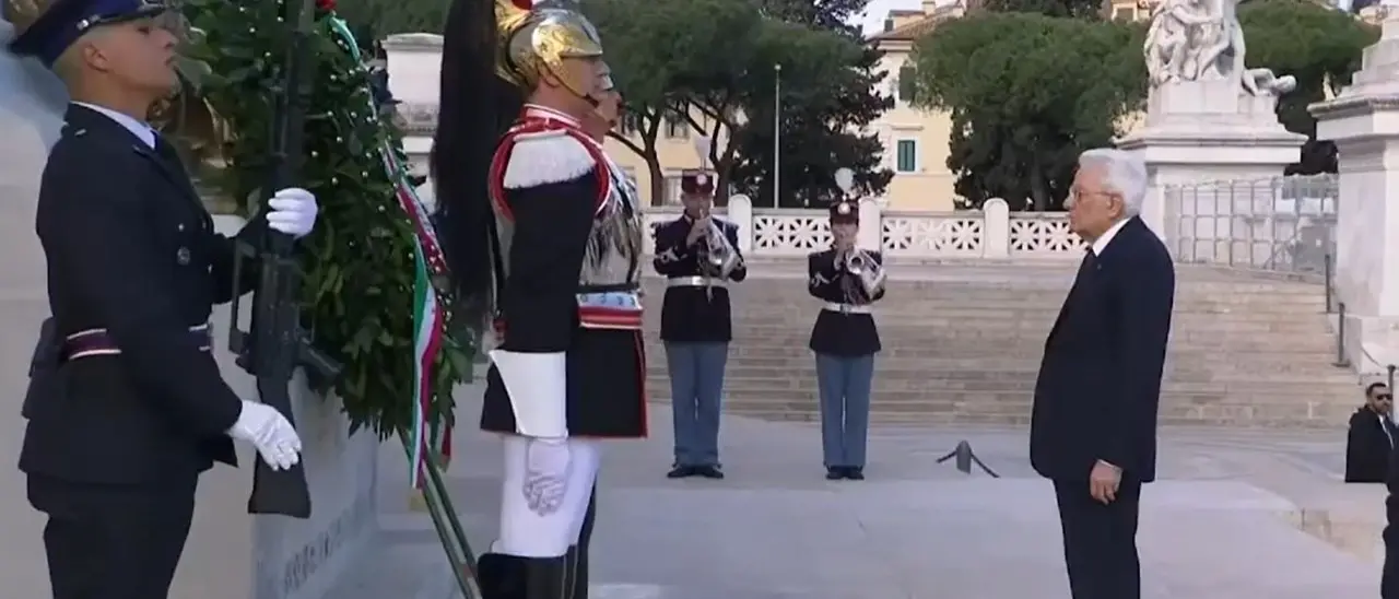 Mattarella all’Altare della Patria con le massime cariche istituzionali: l’omaggio al Milite ignoto