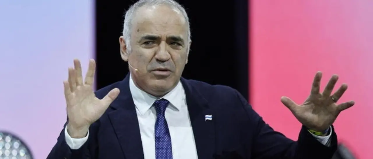 Russia, arrestato in contumacia il campione di scacchi Kasparov: «Finanzia il terrorismo»