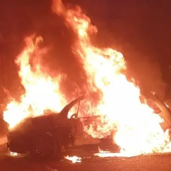 Crosia, incendiata un’auto durante la notte: si pensa che il rogo possa avere origine dolosa