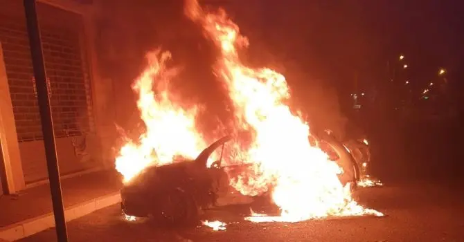 Crosia, incendiata un’auto durante la notte: si pensa che il rogo possa avere origine dolosa