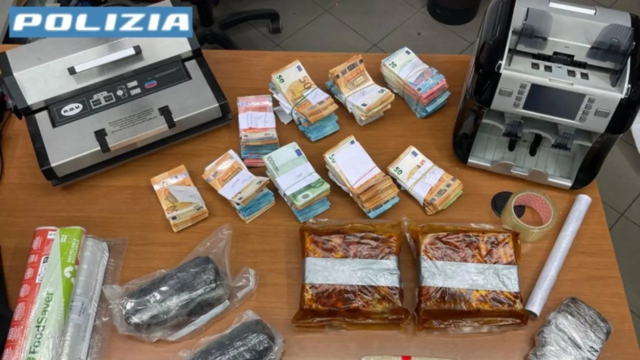 Cinque chili di eroina nascosti nella soppressata calabrese ma agli spacciatori non riesce il trucco: due arresti a Milano