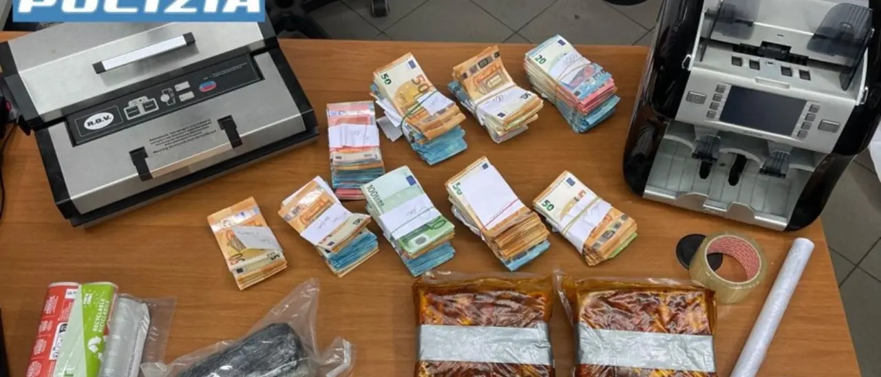 Cinque chili di eroina nascosti nella soppressata calabrese ma agli spacciatori non riesce il trucco: due arresti a Milano